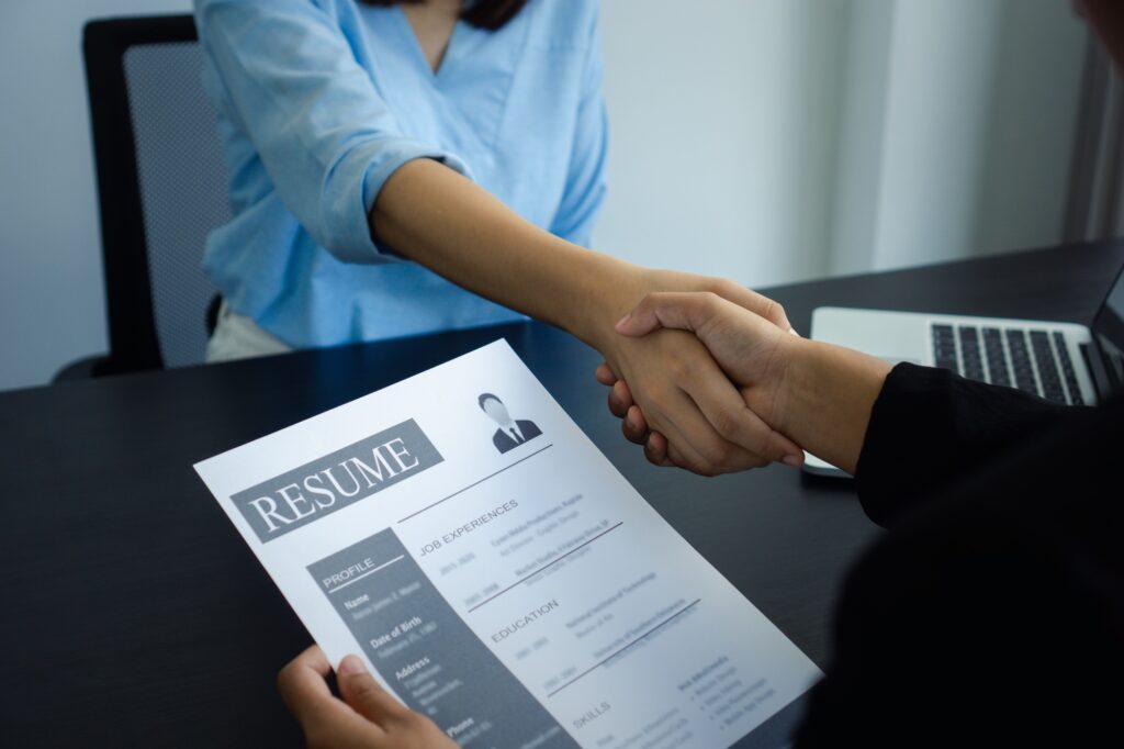 Stärken und Schwächen analysieren Job interviewers are shaking hands to congratulate the shortlisted job applicants for a job at a fin